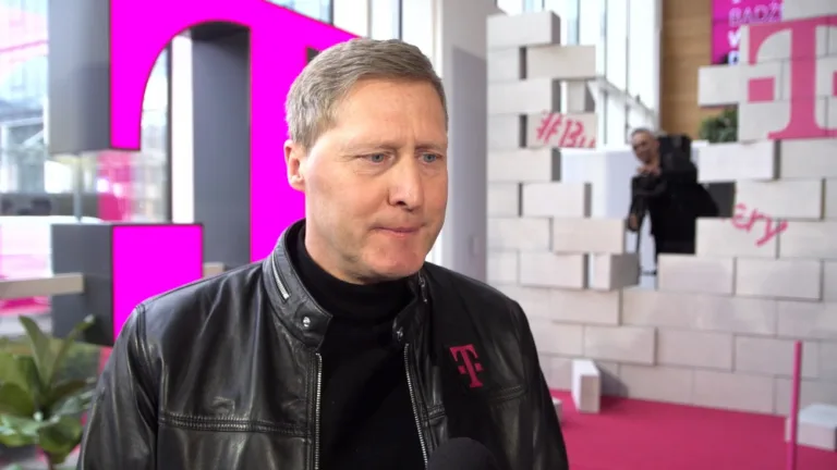 Burzymy Barierę Samotności: T-Mobile Polska Inicjuje Dialog w Społeczeństwie
