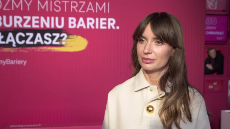 Jak efektywna komunikacja może zburzyć bariery społeczne? Analiza kampanii #BurzymyBariery z Anną Dec