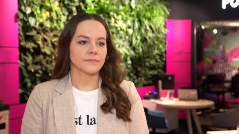 Cyfrowe umiejętności seniorów: T-Mobile walczy z wykluczeniem cyfrowym w Polsce