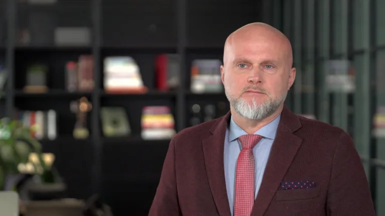 Karol Nawrocki i debata o saszetkach nikotynowych: nowe spojrzenie na redukcję szkód w paleniu