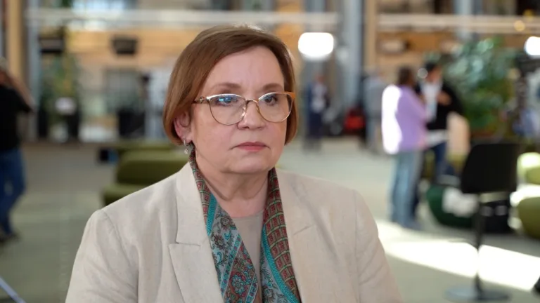 "UE Przedłuża Zawieszenie Ceł na Import z Ukrainy: Kontrowersje i Obawy Rolników"
