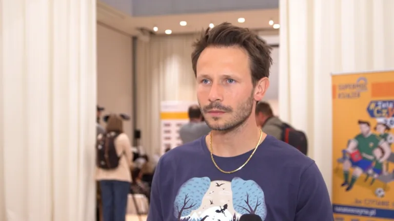 Aktor Mateusz Banasiuk wspiera kampanię #TataTeżCzyta i promuje wspólne czytanie z dziećmi