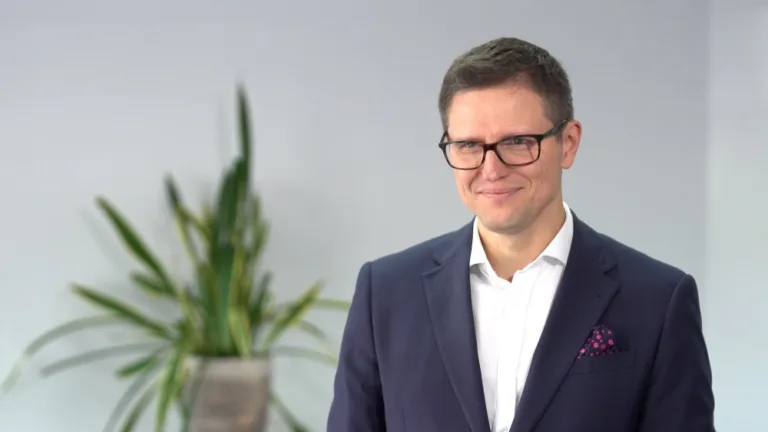 Jak branża modowa w Polsce przechodzi na ekologiczne opakowania: Wzrost użycia plastiku w e-commerce i odpowiedzialne alternatywy