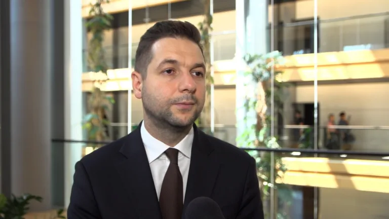 Relacje handlowe UE-Chiny: Wyważenie deficytu i współpracy w czasach napięć