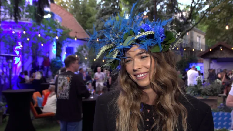 Sandra Kubicka odkrywa radość z uprawy ziół i warzyw w domowej szklarni