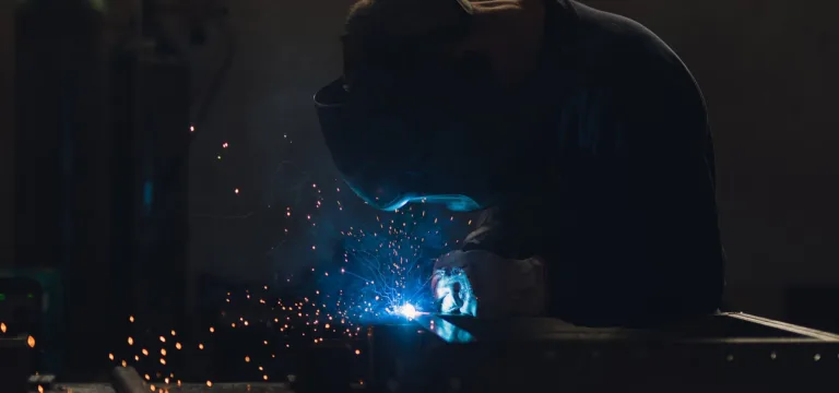 Wsparcie Krakowskiego Parku Technologicznego dla branży metalowej: nowe inwestycje i ulgi podatkowe
