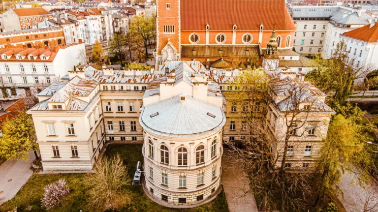 Nowe Centrum Twórczej Współpracy: Wypełnij Ankietę i Pomóż Kształtować Ofertę Kulturalną