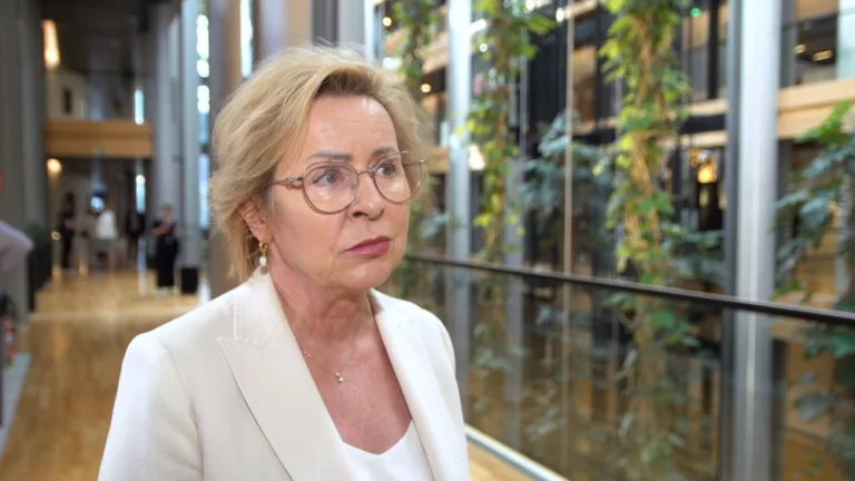 Pakt migracyjny UE 2026: Kontrowersje i obawy polskich europosłów PiS