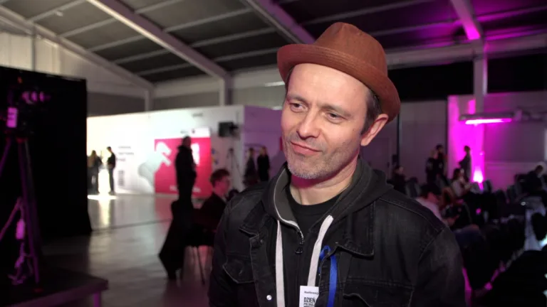 Piotr Lato: Od Lektora do Muzyka – Nowe Albumy i Współpraca z Karoliną Charko